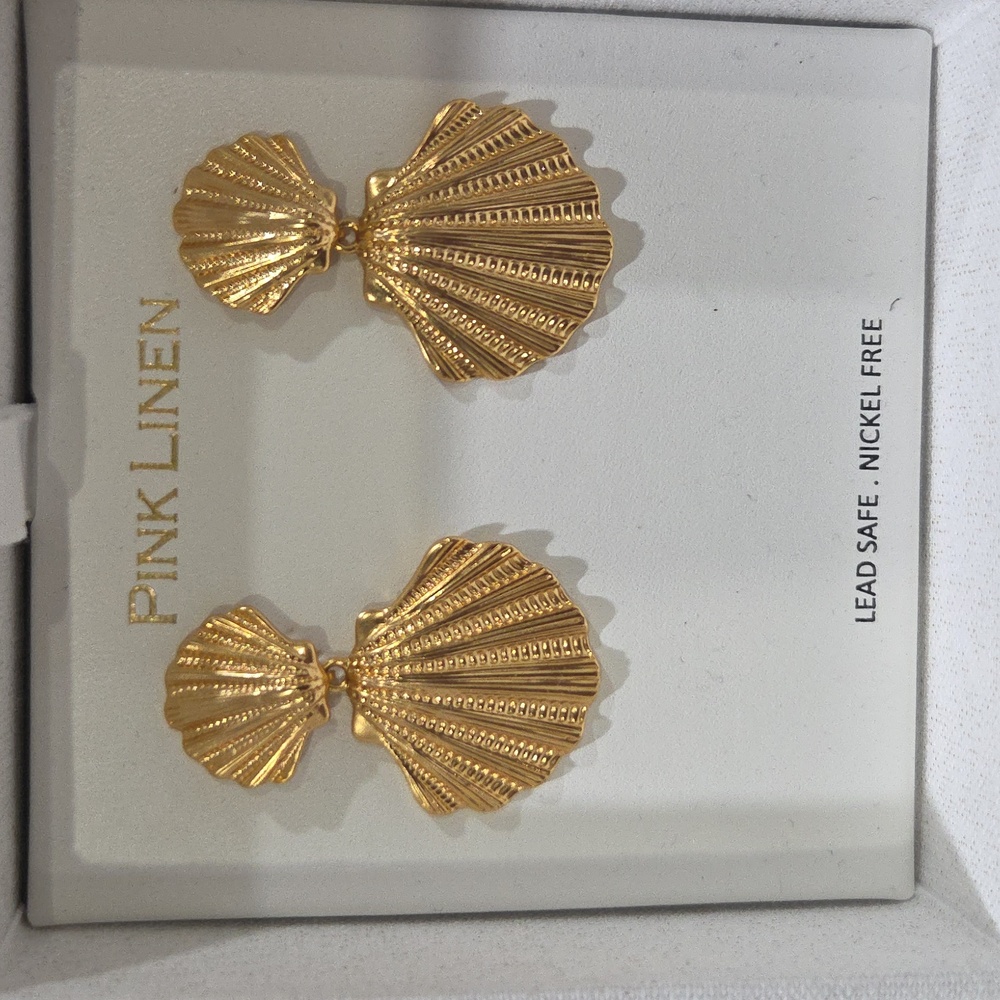 💛🔹️Pink Linen 🔹️Gold Shell Earrings - Picture 2 of 3